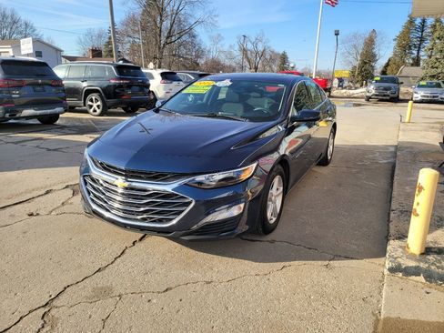 Used 2022 Chevrolet Malibu LT FWD image 1