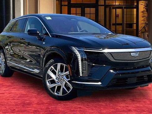 Used 2025 Cadillac Optiq Luxury 1 AWD/4WD image 2
