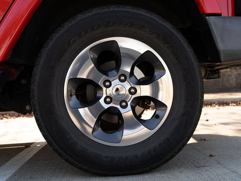 Used 2017 Jeep Wrangler Unlimited Sahara w/ Max Tow Package image 15