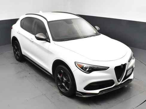 Used 2018 Alfa Romeo Stelvio Sport w/ Quick Order Package 22J Sport AWD/4WD image 21
