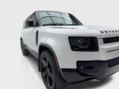 Used 2024 Land Rover Defender 130 X-Dynamic SE image 2