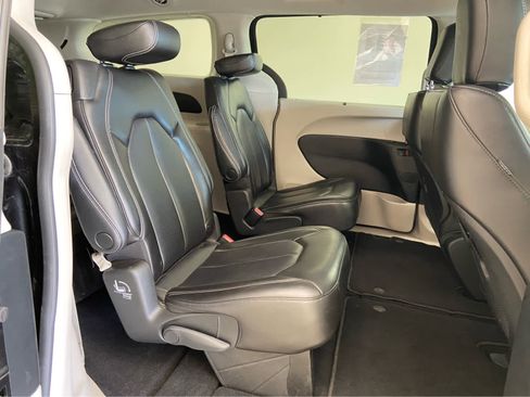 Used 2023 Chrysler Pacifica Touring-L image 16