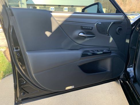 Used 2025 Lexus ES 350 F Sport w/ Accessory Package (Z2) image 14