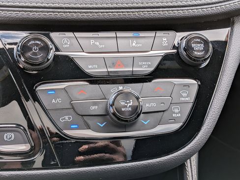 Used 2025 Chrysler Pacifica Limited FWD image 25