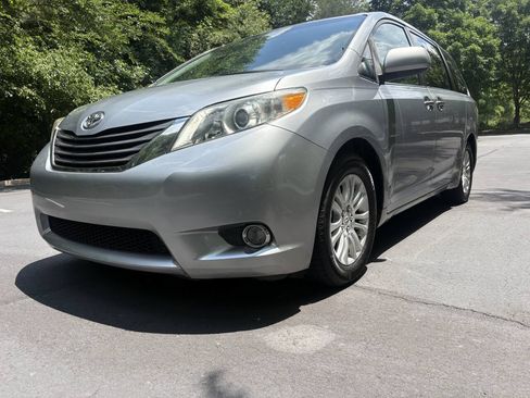 Used 2013 Toyota Sienna XLE w/ Premium Pkg FWD image 44