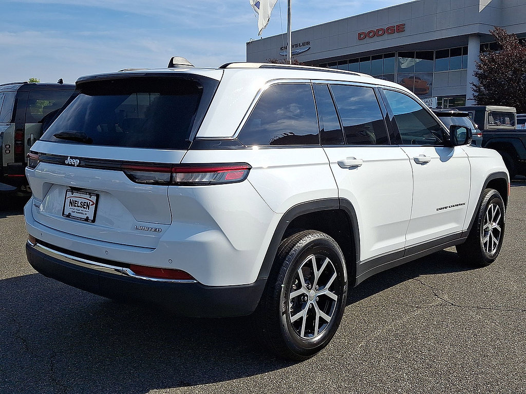 Used 2025 Jeep Grand Cherokee Limited AWD/4WD image 31