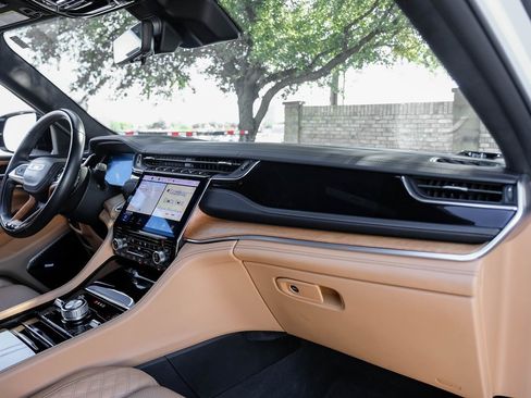 Used 2022 Jeep Grand Cherokee L Summit image 24