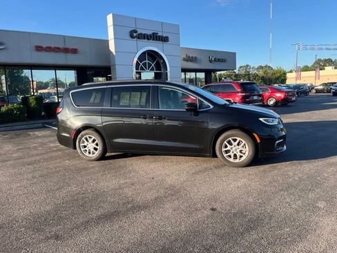 Used 2022 Chrysler Pacifica Touring-L FWD image 2
