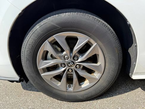 Used 2025 Toyota Sienna LE FWD image 7