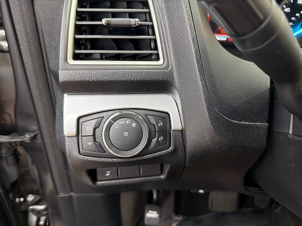 Used 2017 Ford Explorer XLT w/ Equipment Group 201A FWD image 32