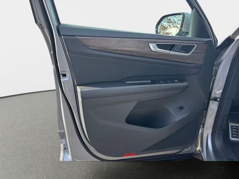 Used 2025 Volkswagen Atlas SEL Premium R-Line image 9