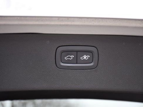 Certified 2025 Volvo XC90 B6 Plus image 25