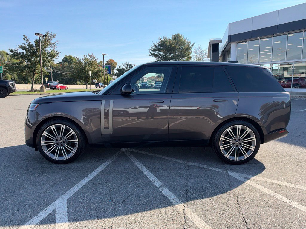 Used 2024 Land Rover Range Rover SE AWD/4WD image 2