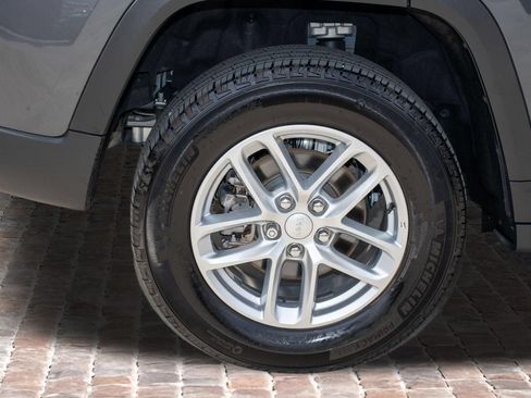 Used 2025 Jeep Grand Cherokee Laredo w/ Luxury Tech Group I RWD image 42