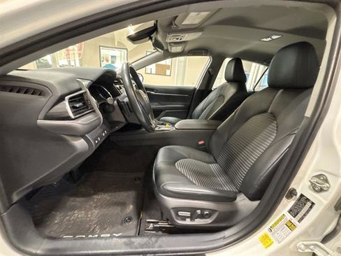 Used 2020 Toyota Camry SE image 18