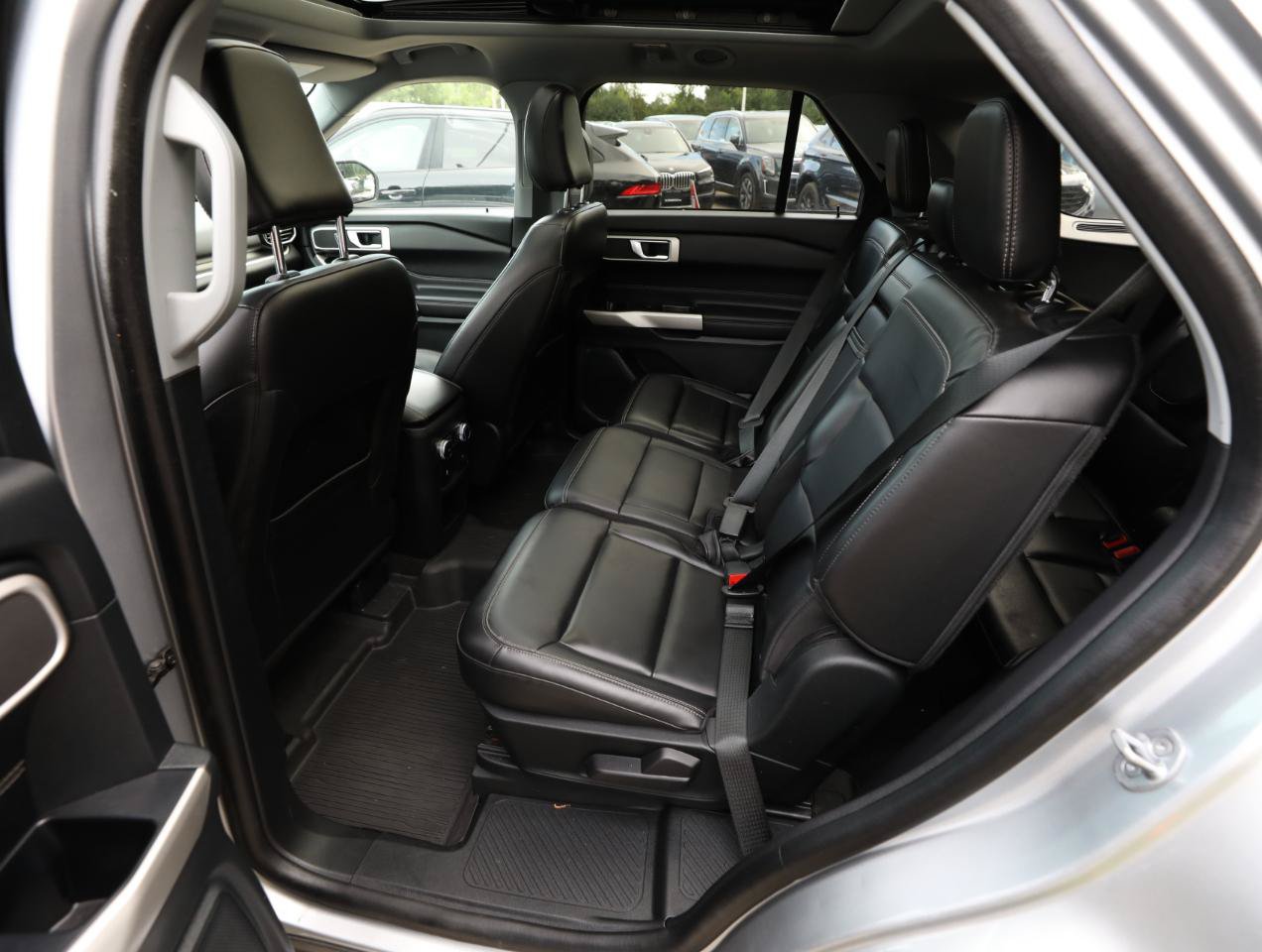 Used 2021 Ford Explorer XLT w/ Equipment Group 202A AWD/4WD image 17