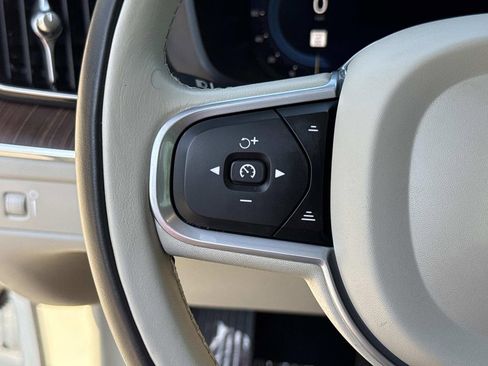 Used 2022 Volvo XC60 B5 Momentum w/ Climate Package image 43