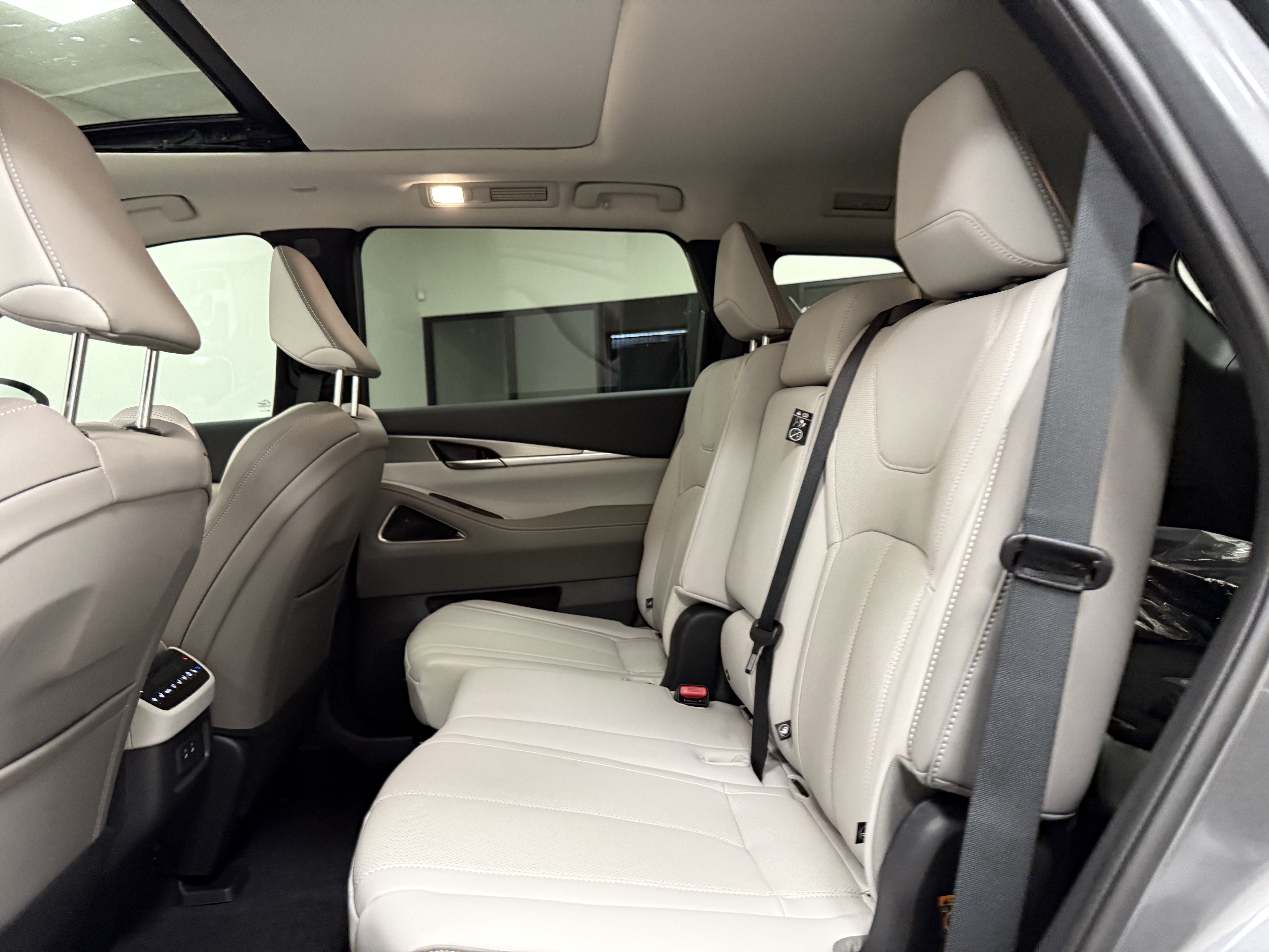 Certified 2027 INFINITI QX60 Luxe w/ Cargo Package FWD image 16