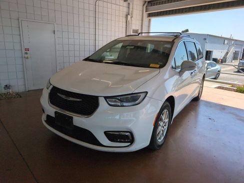 Used 2021 Chrysler Pacifica Touring-L FWD image 1
