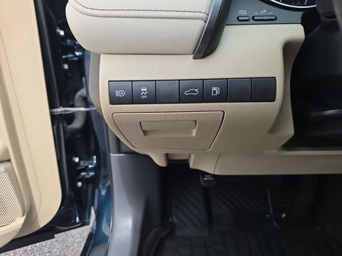 Used 2018 Toyota Camry LE FWD image 19