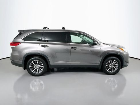 Used 2019 Toyota Highlander XLE AWD/4WD image 8