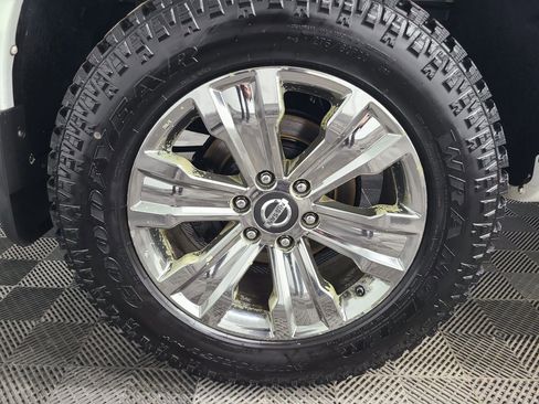 Used 2018 Nissan Titan SV w/ SV Convenience Package AWD/4WD image 14