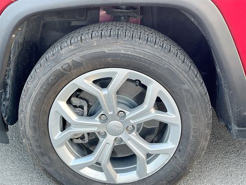 Used 2025 Jeep Compass Latitude image 30