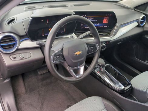 Used 2025 Chevrolet Trax LT w/ LT Convenience Package FWD image 13