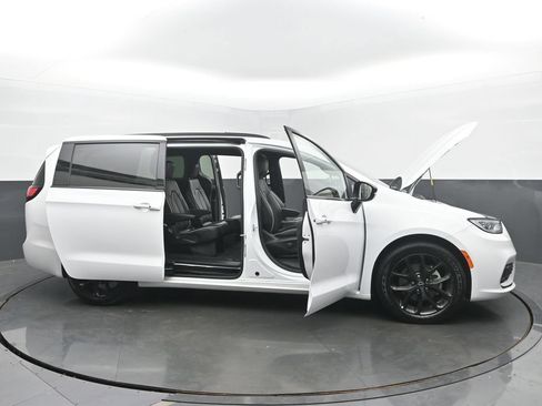 Used 2025 Chrysler Pacifica Limited FWD image 61