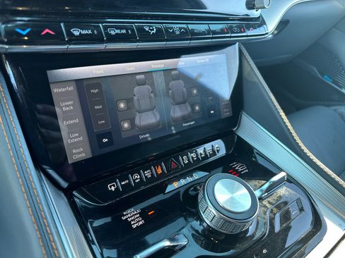 Used 2023 Jeep Grand Wagoneer Series III image 12