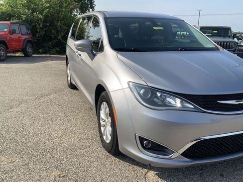 Used 2018 Chrysler Pacifica Touring Plus FWD image 17