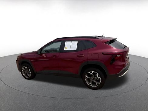 Used 2025 Chevrolet Trax LT w/ LT Convenience Package FWD image 10