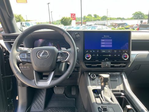 Used 2026 Lexus GX 550 w/ Accessory Package (2T) AWD/4WD image 22