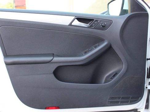 Used 2017 Volkswagen Jetta SE image 9