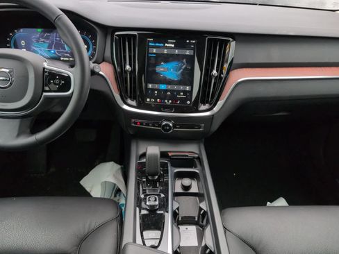 Used 2025 Volvo V60 B5 Cross Country Plus image 15