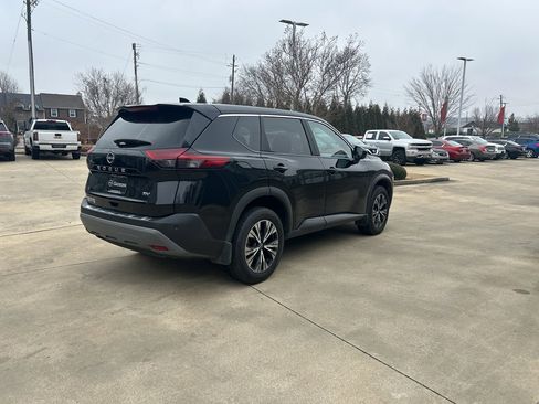 Used 2023 Nissan Rogue SV image 3