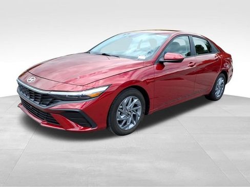 Used 2024 Hyundai Elantra SEL FWD image 2