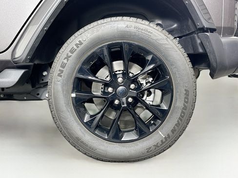 Used 2025 Jeep Wrangler Sahara image 11