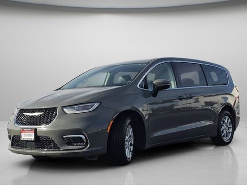 Used 2023 Chrysler Pacifica Touring-L image 19