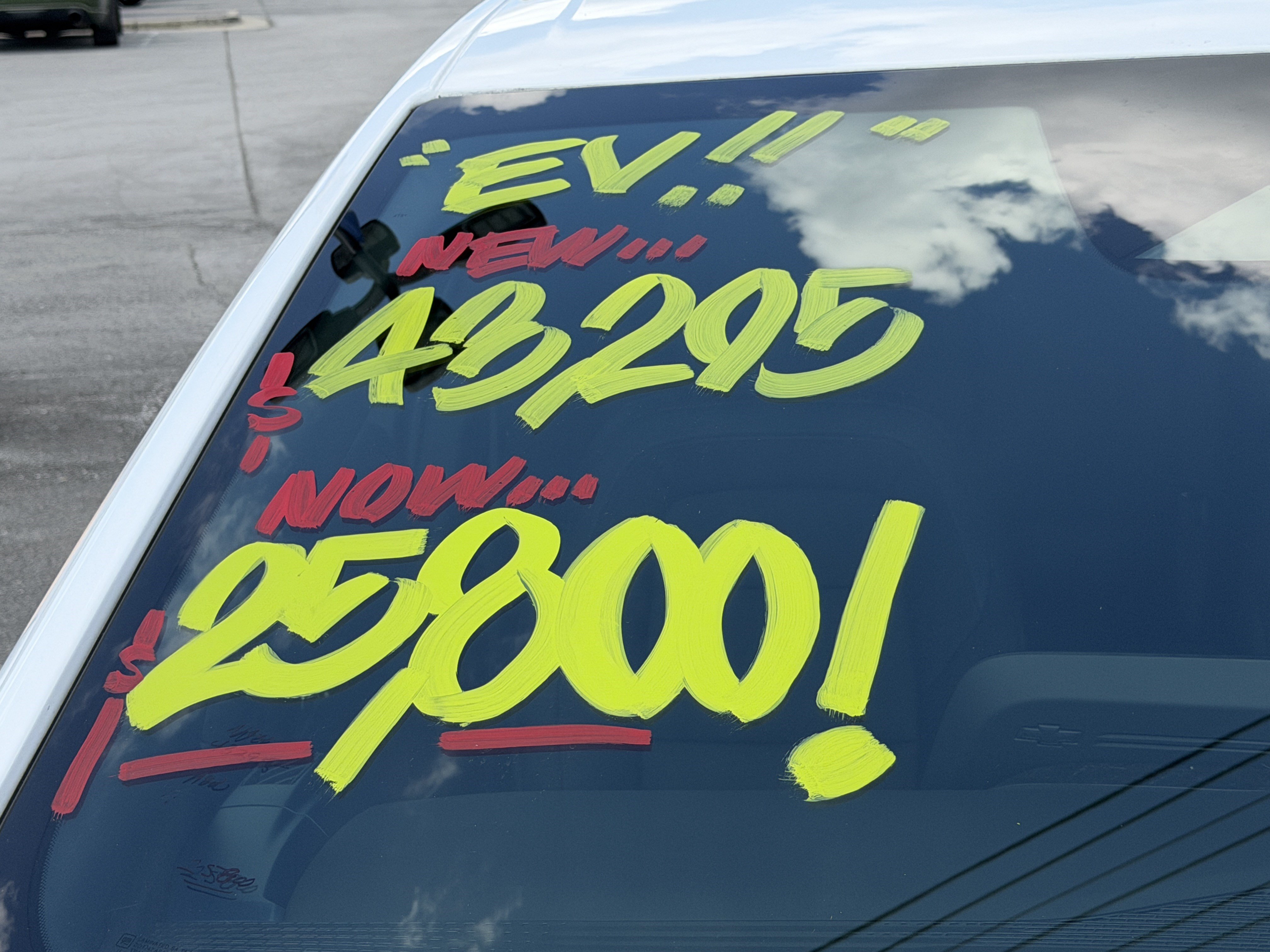 Used 2024 Chevrolet Equinox EV LT FWD image 2
