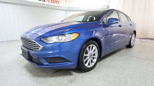 Used 2017 Ford Fusion SE w/ Fusion SE Technology Package FWD image 2