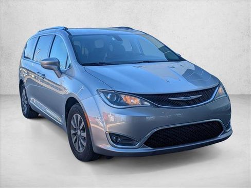 Used 2019 Chrysler Pacifica Touring-L Plus image 3