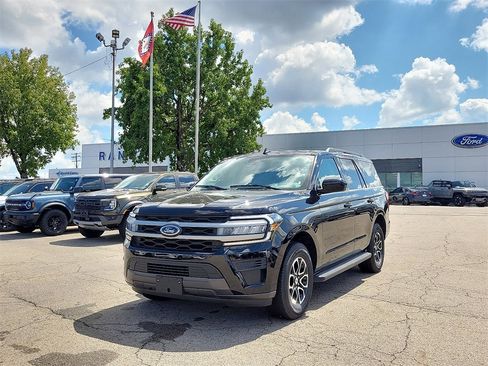 Used 2024 Ford Expedition XLT image 2