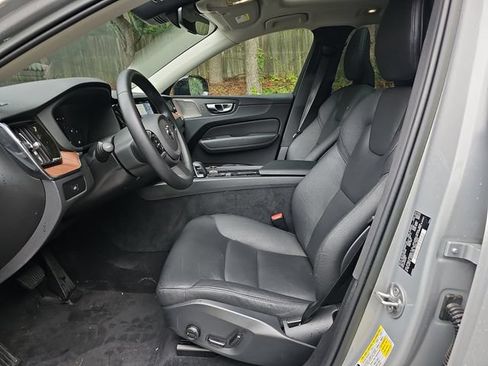 Used 2023 Volvo XC60 B5 Plus w/ Climate Package AWD/4WD image 9