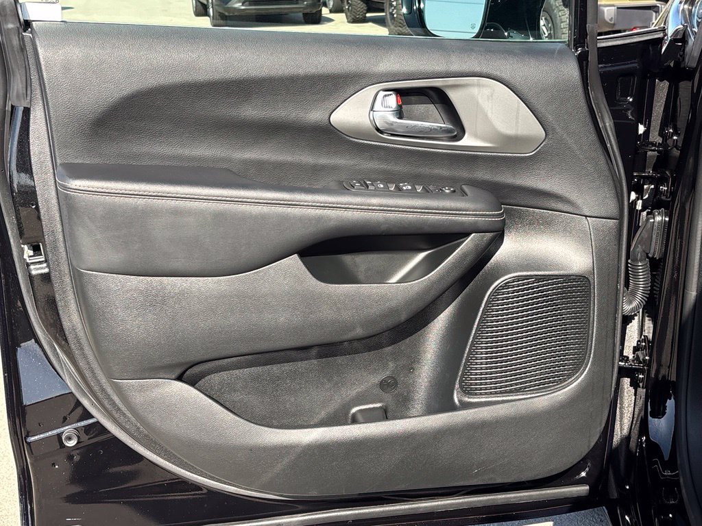 Used 2025 Chrysler Voyager LX FWD image 11