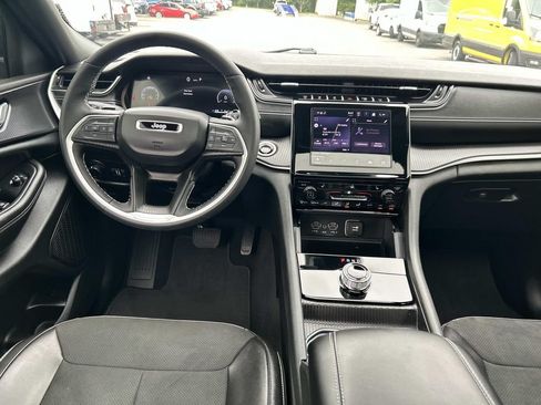 Used 2025 Jeep Grand Cherokee Altitude RWD image 24
