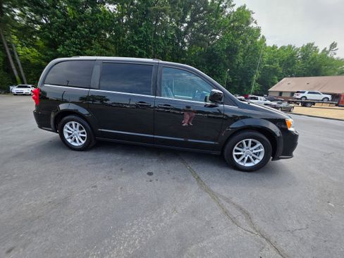 Used 2018 Dodge Grand Caravan SXT FWD image 4