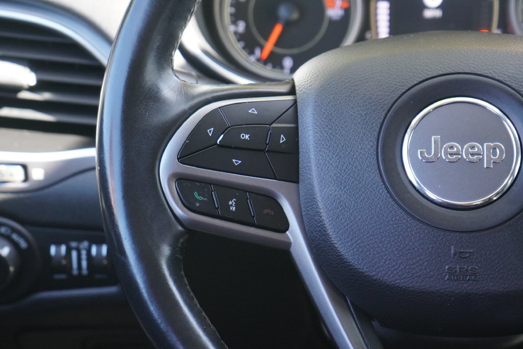 Used 2019 Jeep Cherokee Latitude Plus w/ Cold Weather Group AWD/4WD image 14