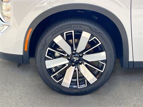 New 2025 Mitsubishi Outlander SE image 31