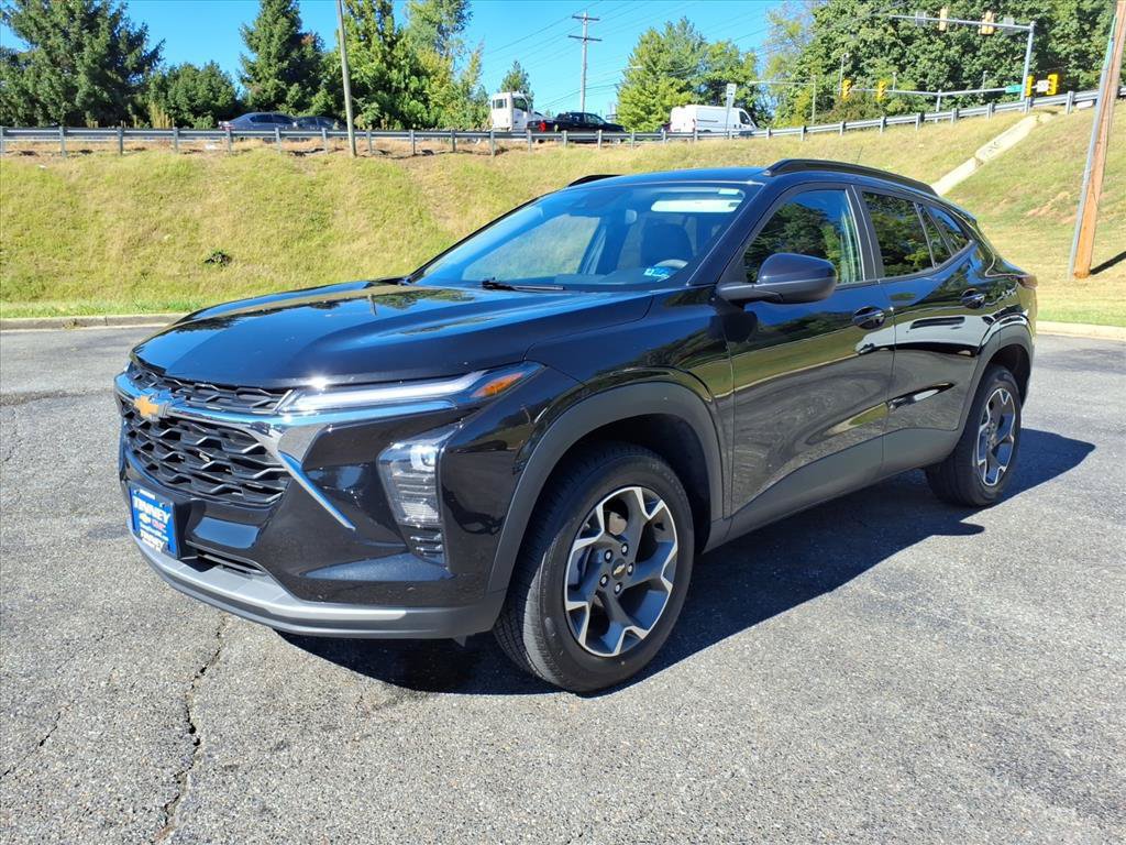 Used 2025 Chevrolet Trax LT FWD image 7